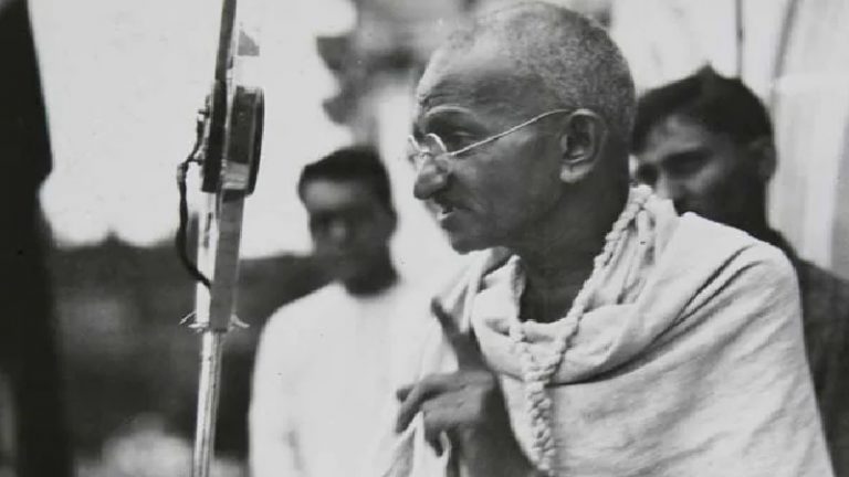 गुजरात प्रश्नपत्र विवाद: गाँधी की बीड़ी, आत्महत्या की कोशिश और धतूरे की कहानी