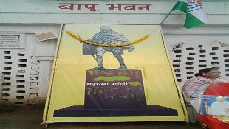 चोरी हुई महात्मा गाँधी की चिता की राख, चोरों ने बापू के पोस्टर पर लिखा- ‘राष्ट्रदोही’