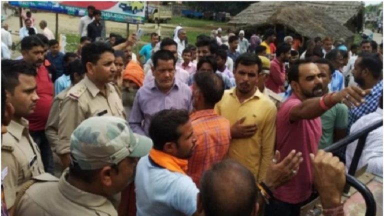 घरों की छत पर जमा कर रखे थे पत्थर, हनुमान मूर्ति स्थापित करने जा रहे भक्तों पर पथराव