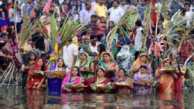 दिल्ली में यमुना किनारे छठ पूजा पर रोक, नदी में पूजा सामग्री डालने पर भी रोक: DDMA ने जारी किया आदेश
