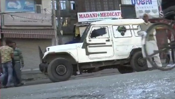 ग्रेनेड से हमला, 11 घायल