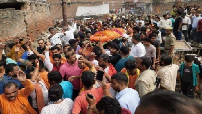 कमलेश तिवारी की महमूदाबाद में अंतिम यात्रा की तस्वीर (फाइल फोटो)