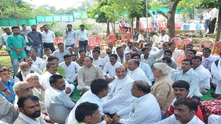 भाई दिग्विजय सिंह के घर कॉन्ग्रेस MLA का धरना: झूठे वादे के लिए राहुल गॉंधी को भी लताड़ा था