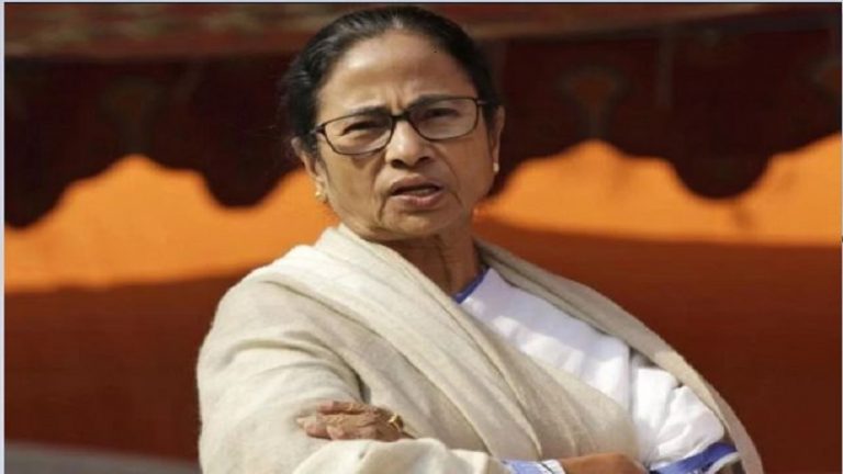 केंद्र के हिसाब से हुआ है चुनाव तारीखों का ऐलान: चुनाव आयोग पर भड़कीं ममता बनर्जी, लिबरल भी बिलबिलाए