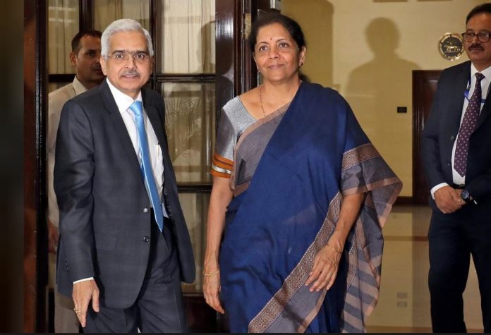 RBI प्रमुख शक्तिकांत दास के साथ वित्त मंत्री निर्मला सीतारमण (तस्वीर रॉयटर्स से साभार)