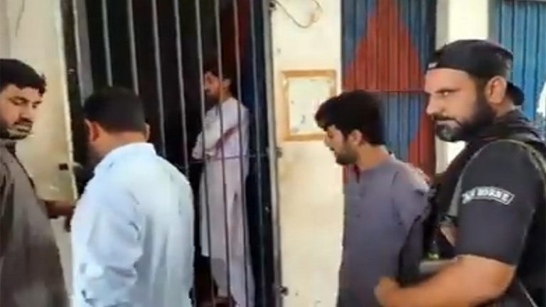 गैर इस्लामिक तरीके से दाढ़ी काटने पर बुरा अंजाम भुगतने की चेतावनी,नाई हिरासत में, ₹5000 का जुर्माना