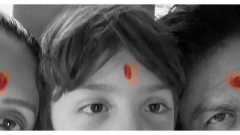 तिलक लगाने पर शाहरुख खान को कट्टरपंथियों ने बताया ‘ग़लत मुस्लिम’