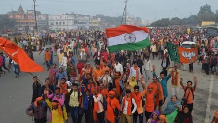 परिक्रमा में शामिल श्रद्धालु