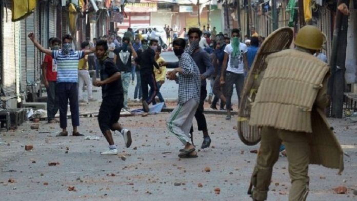 कश्मीर में पत्थरबाजी करने पर 765 गिरफ्तार (फोटो साभार - डीएनए)