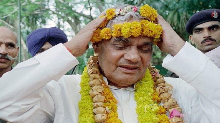 ‘वहॉं नुकीले पत्थर निकले हैं… तो जमीन को समतल करना पड़ेगा, बैठने लायक करना पड़ेगा’