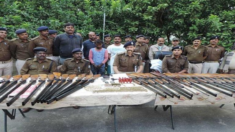 29 बंदूक, 2 राइफल, 1 रिवॉल्वर और 519 कारतूस के साथ कॉन्ग्रेस नेता अरेस्ट, टीपू सुल्तान भी गैंग में शामिल