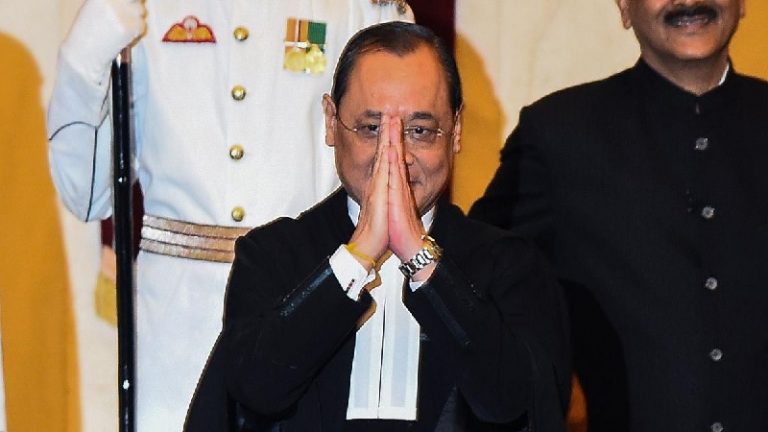 अयोध्या पर फैसला सुनाने के बाद जजों संग  गुवाहाटी पहुँचे CJI गोगोई, कहा- आपकी शुभकामनाएँ चाहिए