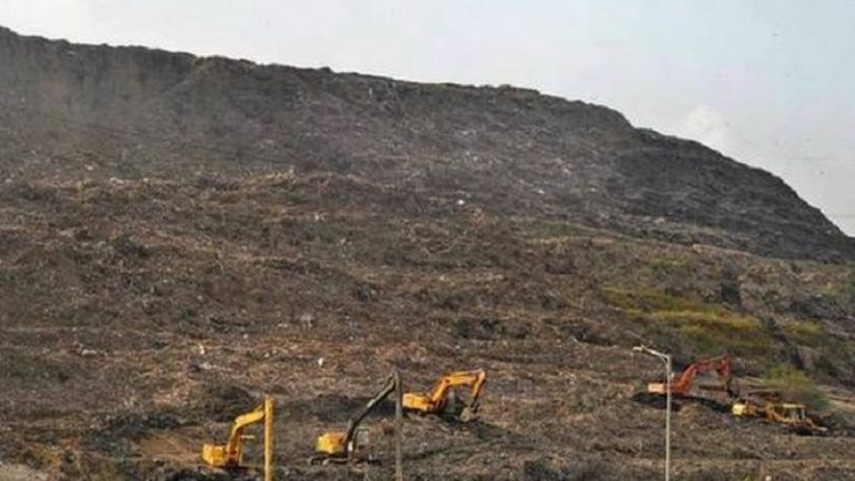दिल्ली का ‘कूड़े का पहाड़’: अगले साल ताजमहल से भी हो जाएगा ऊँचा