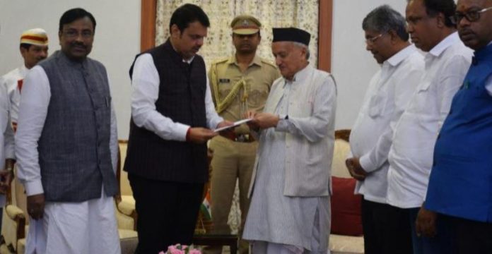 फडणवीस ने सौंपा इस्तीफा