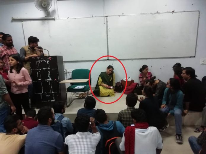 लाल आतंक के आगे घुटने टेकता JNU- अपने ही क्लास में बेबस बैठीं शिक्षिका डॉ. वंदना मिश्रा