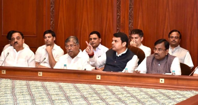 फडणवीस ने किसानों की समस्याओं के लिए बुलाई कैबिनेट बैठक: शिवसेना के 6 मंत्री हुए शामिल