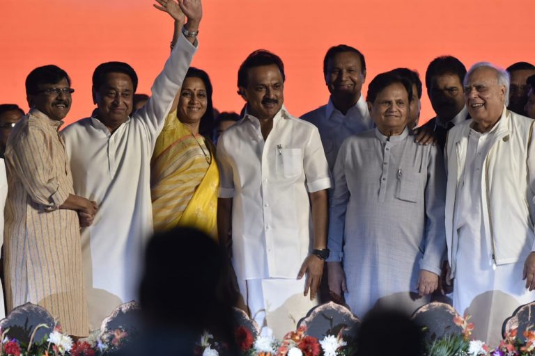 कॉन्ग्रेस जिस कारण से शिवसेना से बचना चाहती थी, उसी हिंदुत्व का लालच बना गठबंधन का गोंद?