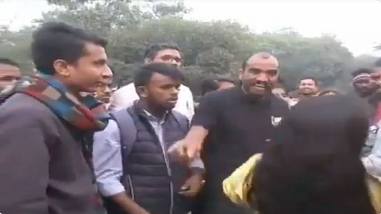 इसके मज़े लो: JNU में महिला पत्रकार के साथ बदसलूकी, गूँजा ‘हिन्दी मीडिया मुर्दाबाद’ का नारा