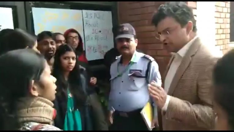 वैज्ञानिक को JNU के उपद्रवी छात्रों ने लैब में जाने से रोका: उनके साथ की बदतमीजी, Video वायरल
