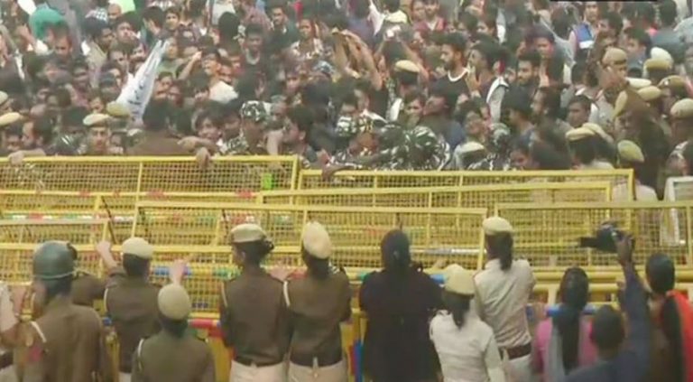 दीक्षांत समारोह में पहुँचे उपराष्ट्रपति: JNU के हजारों छात्र उतरे सड़क पर फीस समेत कई मुद्दों के ख़िलाफ़ विरोध प्रदर्शन