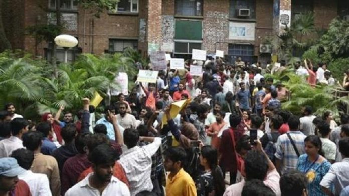 जेएनयू, महिला प्रोफेसर