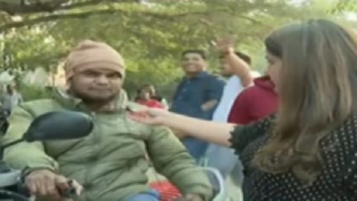 भड़का छात्र (फोटो साभार-रिपब्लिक टीवी)