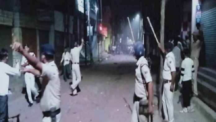 मुस्लिमों का कहना है मूर्ति हिन्दुओं के आपसी झगड़े में टूटी, हिन्दुओं का कहना है पत्थर मस्जिद से आया