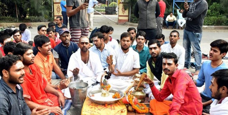 चाँद से सब कुछ देखने वाले, मूर्तिपूजा को हराम कहने वाले सूर्य सिद्धांत पढ़ाएँगे: BHU के प्रोफ़ेसरों का प्रश्न