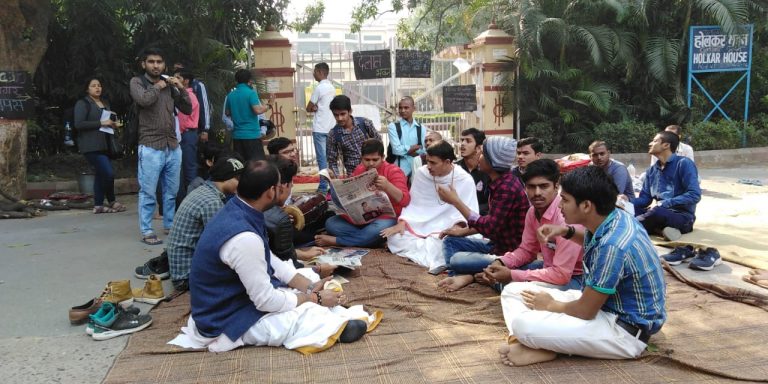 BHU में विरोध जारी: मीडिया ने फैलाई झूठी खबर, प्रशासन ने नेतृत्व कर रहे छात्रों को हटने को कहा