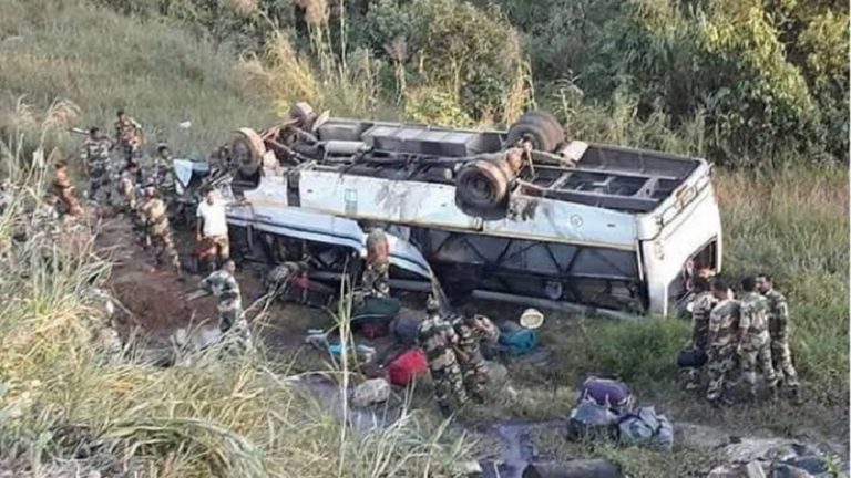 फैक्ट चेक: मेघालय में गिरा बीएसएफ़ का बस: पाक ने फैलाया झूठ, कहा- हमने एंडियन आर्मी को मार गिराया