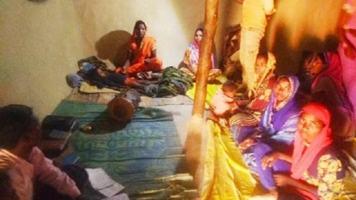प्रार्थना करते परिजन