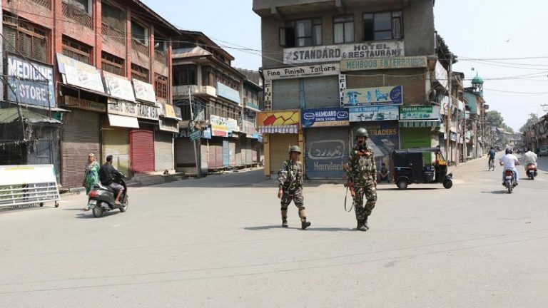 कश्मीर में हिज्बुल-लश्कर के धमकी भरे पोस्टर्स से लोगों में डर का माहौल: नहीं खोल रहे दुकानें