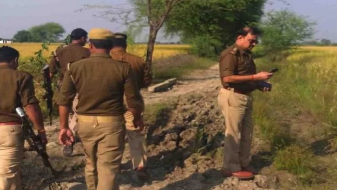 जाँच करती पुलिस