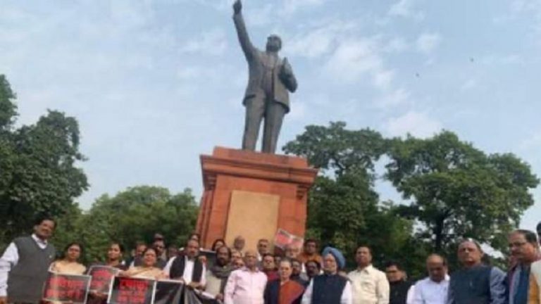 संविधान दिवस पर कॉन्ग्रेस ने राष्ट्रपति के अभिभाषण का किया बहिष्कार