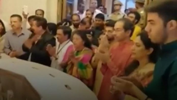 उद्धव मंदिर में बाप्पा को साध रहे हैं, या बाप्पा के भक्तों को?