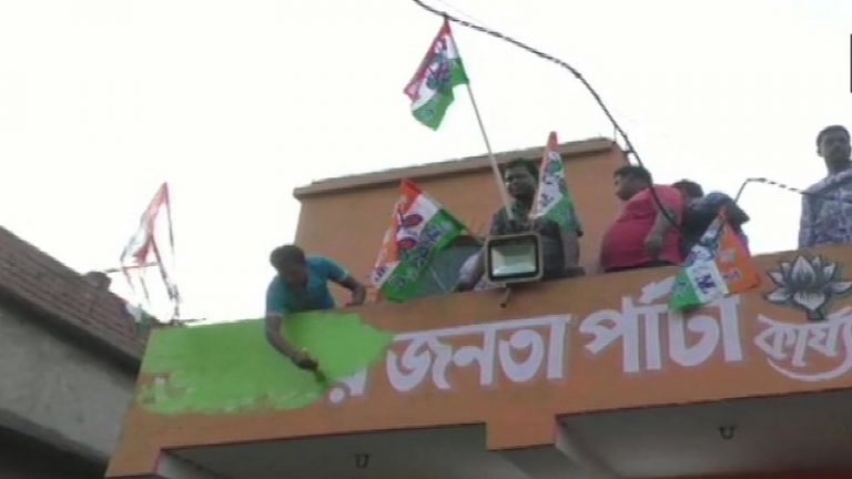 TMC के गुंडों ने BJP के 4 दफ्तरों को हरे रंग से पोता, लगाया अपना झंडा: जीत के बाद पगलाई ममता सरकार!