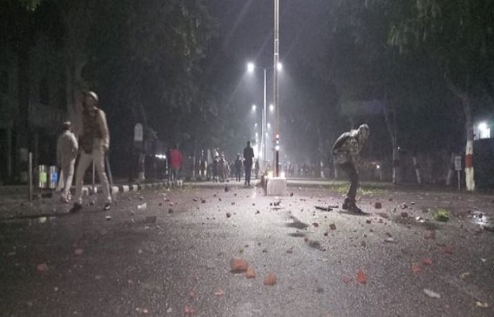 AMU के छात्रों ने किया पथराव, हवाई फायरिंग: कैंपस में दाखिल हुई पुलिस, हॉस्टल खाली कराए
