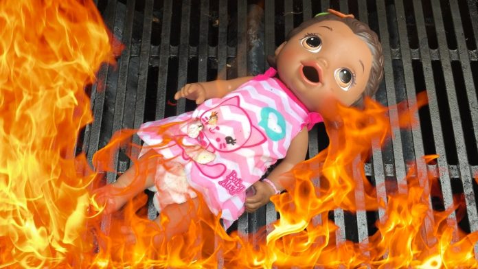 उन्नाव बलात्कार पीड़िता को एक साल बाद आरोपितों ने आग लगा कर जला दिया, वो कल रात चल बसीं