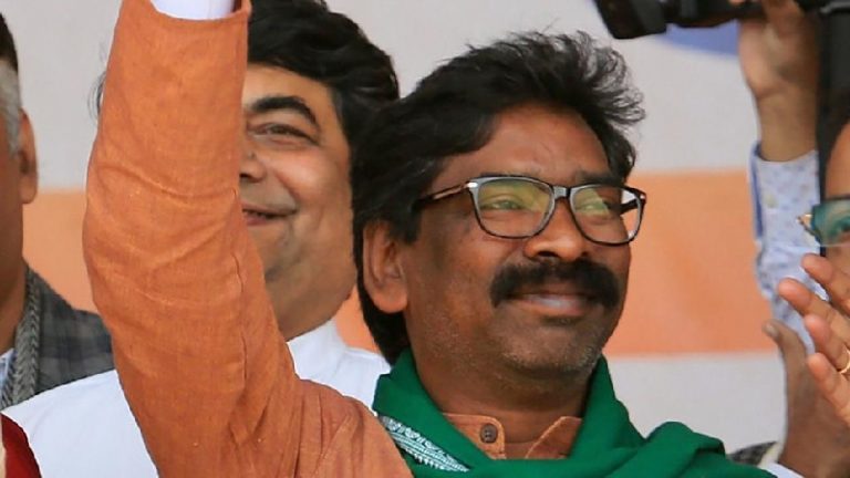 झारखंड: गढ़ में हार की ओर बढ़ रहे विपक्ष के CM उम्मीदवार हेमंत सोरेन, भाभी भी चल रहीं पीछे