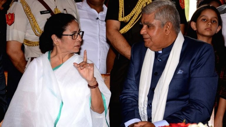 राज्यपाल ने औरंगज़ेब के साथ की CM ममता बनर्जी की तुलना, कहा- बंगाल में लोकतंत्र ख़त्म