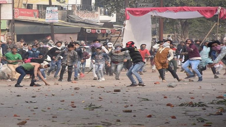 कानपुर में CAA पर हिंसा: दंगाइयों ने पुलिस पर तेज़ाब और पेट्रोल बम से किया हमला, 50 गिरफ़्तार-12 को लगी गोली