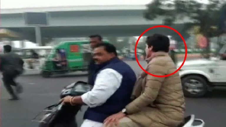 कॉन्ग्रेस कार्यकर्ता को भारी पड़ा प्रियंका को स्कूटी पर बैठा कर फर्राटे भरना, कटा ₹6100 का चालान