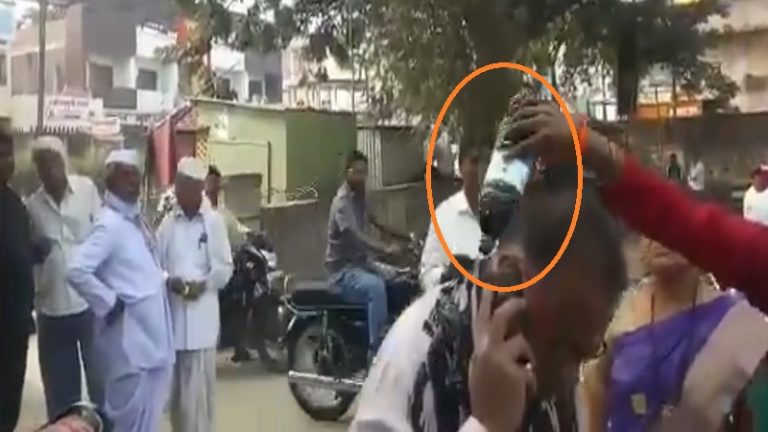 बुजुर्ग के सिर पर शिवसेना कार्यकर्ताओं ने उड़ेल दी स्याही: CM उद्धव की आलोचना की ‘सज़ा’