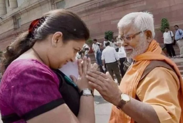 स्मृति ईरानी, हुकुम देव नारायण