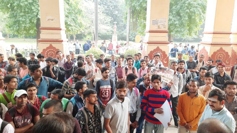 BHU की परम्पराओं को ख़त्म करने की साजिश: प्रशासन ने दिए आधे-अधूरे जवाब तो फिर से धरने पर बैठे छात्र