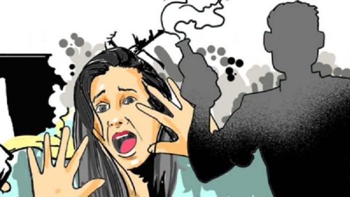 नशे में पति ने पत्नी पर डाला टॉयलेट एसिड
