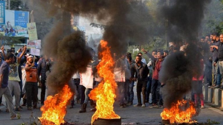CAB के खिलाफ हिंसक प्रदर्शनों के बीच गुवाहाटी, शिलॉन्ग में कर्फ्यू में दी गई ढील