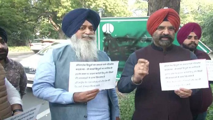 औरंगजेब लेन के बोर्ड पर पोती स्याही