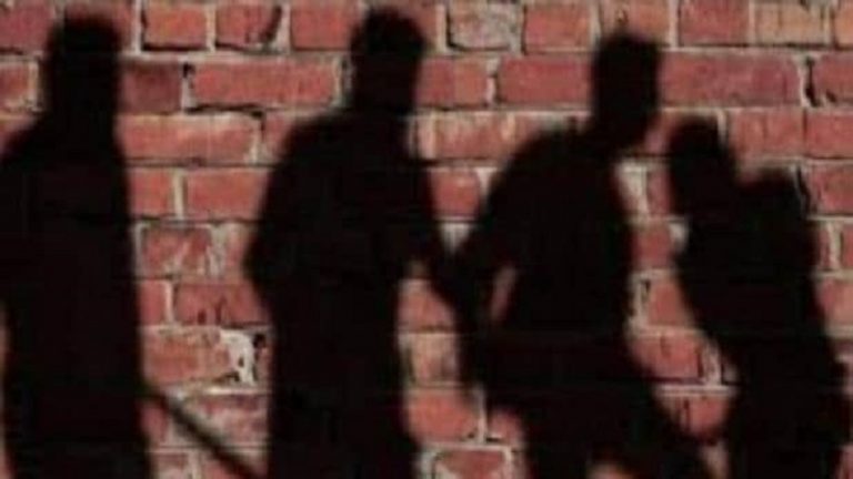 अमजद और अजगर पठान ने दलित युवक को ‘पठानी’ सूट पहनने की ‘जुर्रत’ पर बुरी तरह पीटा
