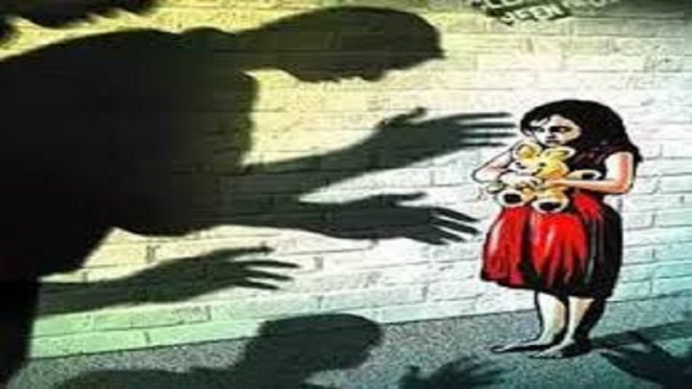 आजमगढ़: शबाब अली ने 11 साल की बच्ची से किया रेप, वीडियो बनाकर कर रहा था ब्लैकमेल